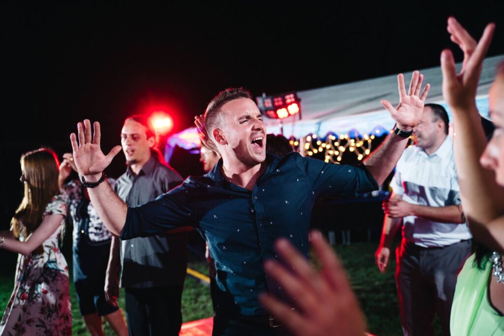 Professzionális esküvői és rendezvény DJ megfizethető áron – LuxEvent.