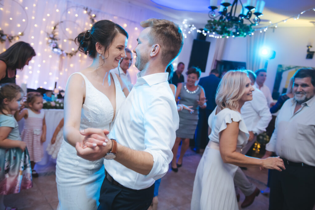 LuxEvent esküvői DJ és bulihangosítás a tele táncparkettért.
