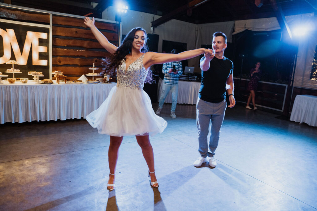 Stílusos és modern esküvői DJ szolgáltatás elegáns fénytechnikával.