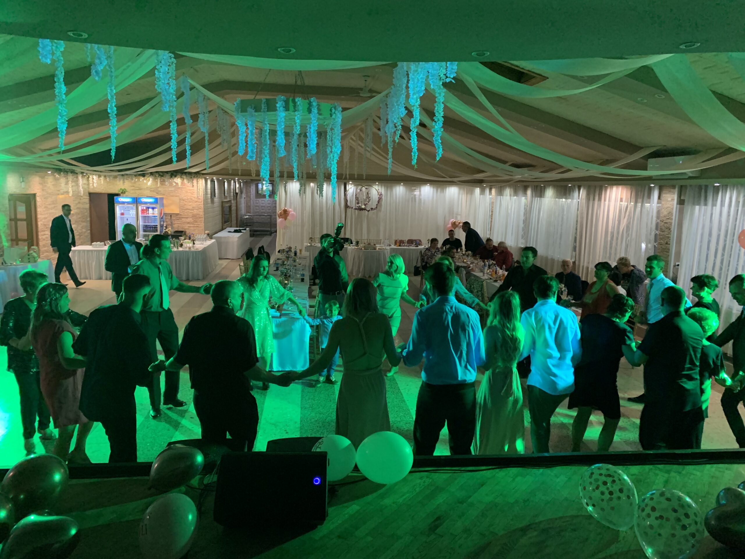 Hangulatos és pörgős esküvői buli a LuxEvent professzionális DJ szolgáltatásával.