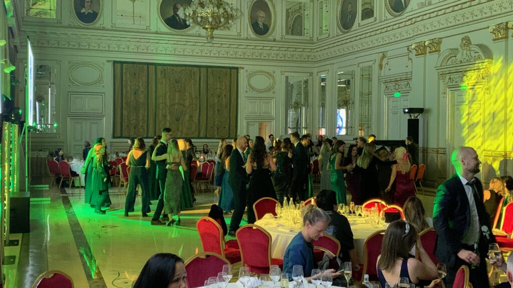 Fergeteges hangulat és tele táncparkett a LuxEvent zenei szolgáltatásával.